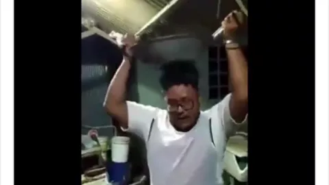 Sambil Masak Main Debus, Koki Ini Bikin Chef Juna Sungkem - GenPI.co