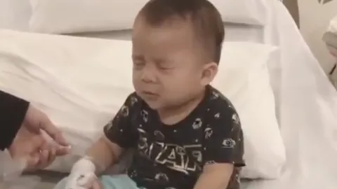 Video Lucu, Balita Ini Gagah Berani Hadapi Jarum Suntik, Kamu? - GenPI.co