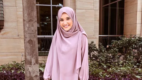 Ukhti, Gaya Hijab Zaskia Sungkar Bisa Banget Ditiru, Lho - GenPI.co