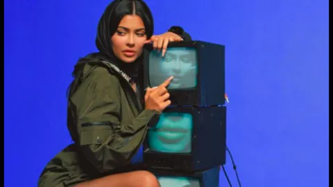 Berhijab tapi Tak Bercelana, Kylie Jenner Habis Dihujat Netizen - GenPI.co