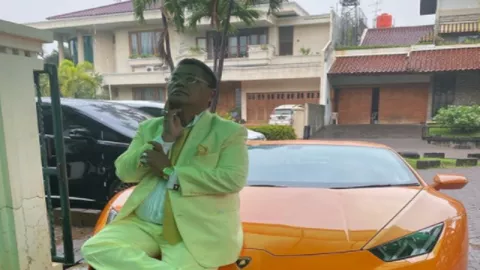 Kue Sultan! Beli Popcorn Bertabur Emas, Hotman Paris Beri Alasan - GenPI.co