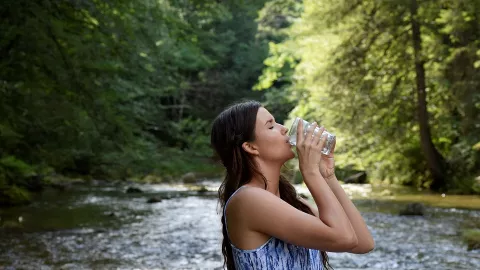 Minum Air Putih Saat Bangun Tidur, 6 Manfaat Bisa Kamu Rasakan - GenPI.co