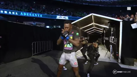 Tarian Petarung UFC Israel Adesanya Ternyata Terinsipirasi Naruto - GenPI.co