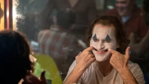 Totalitas Tanpa Batas, Demi Joker, Phoenix Belajar Make Up - GenPI.co
