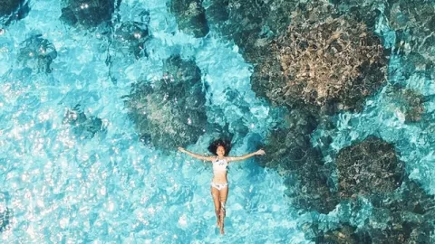 Santai Sejenak di Pantai Jikomalamo Ternate yang Sebening Kaca - GenPI.co
