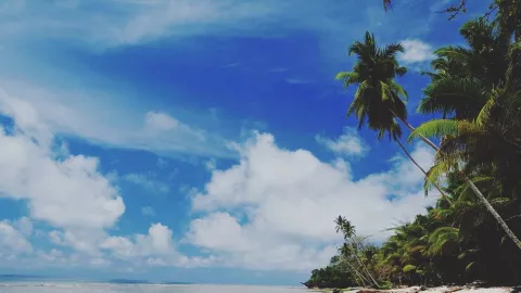 Sempat Sepi Setelah Konflik Ambon, Pantai Lawena Kembali Ramai - GenPI.co