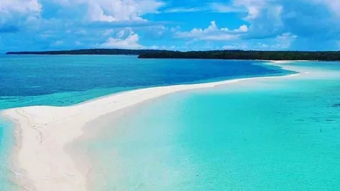 Santai di Pantai Ngurtafur, Kalau Beruntung Ketemu Tabob - GenPI.co