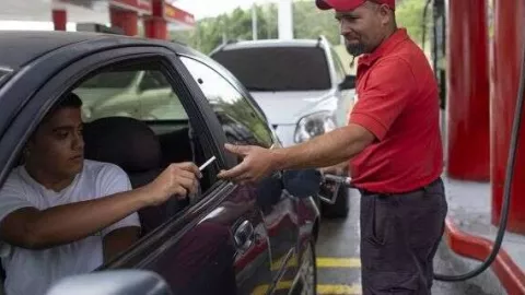 Ekonomi Rontok di Venezuela, Harga Bensin Hanya Sebatang Rokok - GenPI.co