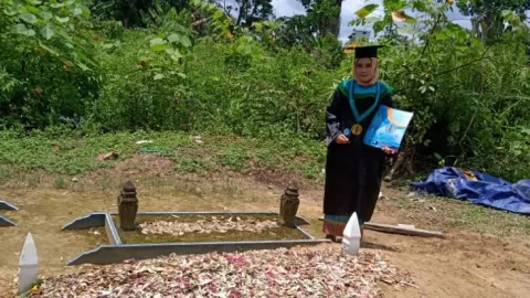 Kisah Sedih Serlika Agni, Usai Wisuda Langsung ke Makam Ayahnya - GenPI.co