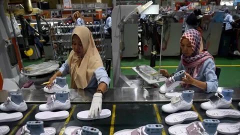 Upah Buruh: Industri Sepatu Pelototi Kenaikan UMP di 4 Provinsi  - GenPI.co