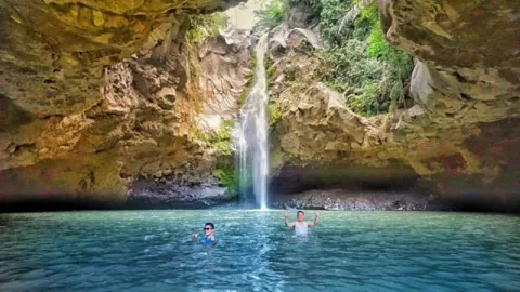 Berada di Hutan, Segarnya Berenang di Danau Biru Tebing Makariki - GenPI.co