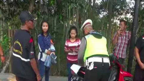 Kocak! Saat Akan Ditilang Polisi, Pengendara Motor Pura-Pura Gila - GenPI.co