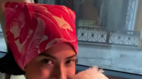 Vanessa Angel Peluk Anjing Pakai Tanktop, Netizen Salah Fokus - GenPI.co