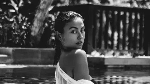 Berendam di Kolam, Dada Agnez Mo Bikin Kaum Adam Mimisan - GenPI.co