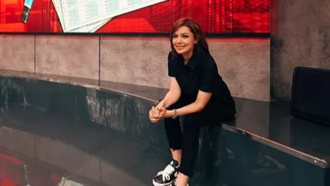 Najwa Shihab Pakai Sneaker Mahal, Netizen Nangis di Pojokan - GenPI.co