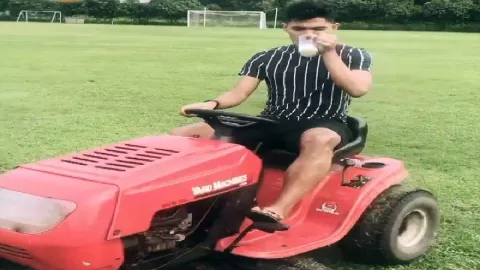 Penyerang Persija Ternyata Jago Potong Rumput - GenPI.co
