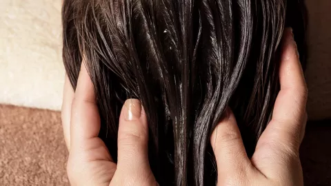 Ngapain ke Salon, Meluruskan Rambut Pakai Kapur Sirih Aja - GenPI.co