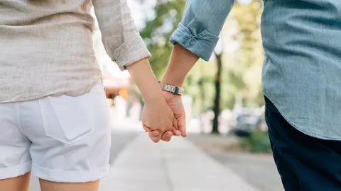 Terlalu Setia, 3 Zodiak Ini Susah Melupakan Cinta Pertamanya - GenPI.co