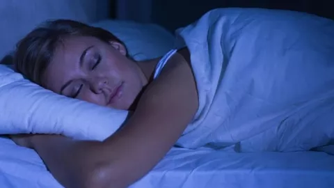 Ladies, Setop Tidur Tengkurap! Kalau Tidak… - GenPI.co