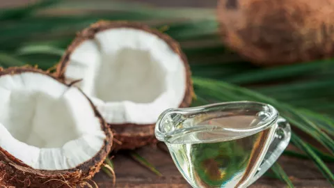Ladies, Tak Semua Kulit Cocok dengan Minyak Kelapa Loh - GenPI.co