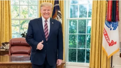 Dimakzulkan DPR, Donald Trump: Demokrat Bunuh Diri - GenPI.co