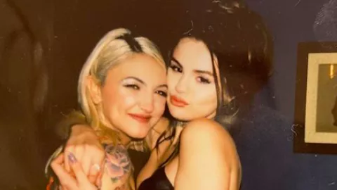 Kompak Banget, Selena Gomez dan Julia Michaels Bikin Tato Kembar - GenPI.co