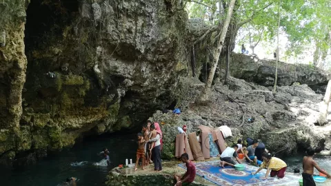 Penat Seketika Luruh Saat Berendam di Telaga Kontamale - GenPI.co