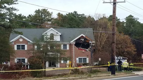 Porsche Terbang Hantam Rumah, 2 Orang Tewas - GenPI.co