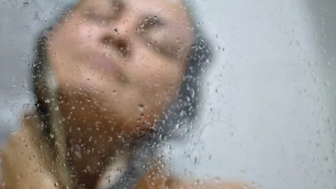 Siapa Bilang Mandi Malam Hari Bisa Bikin Rematik? - GenPI.co