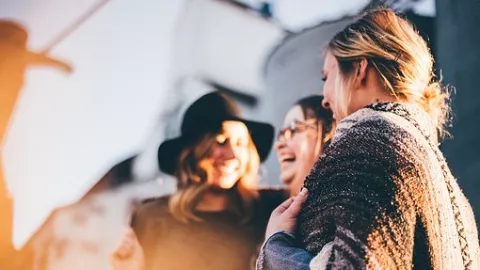 Pandai Bergaul, ini 4 Zodiak yang Punya Banyak Teman - GenPI.co
