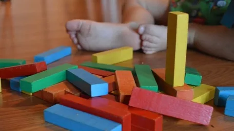 3 Aktivitas Fisik Bersama Anak Tanpa Harus Keluar Rumah - GenPI.co