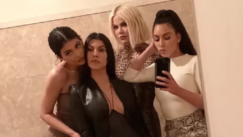 Foto Tanpa Busana Keluarga Kardashian di IG, Awas Dengkul Lemas - GenPI.co