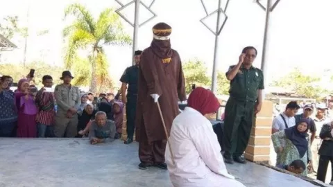 Berbuat Mesum, 11 Orang Dihukum Cambuk di Aceh - GenPI.co