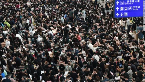 Hong Kong Lumpuh, Pengunjuk Rasa Duduki Bandara Internasional - GenPI.co