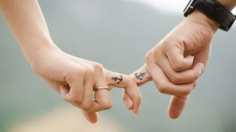 Unik, Begini Gaya 12 Zodiak Saat Lagi Kangen dengan Pacarnya - GenPI.co