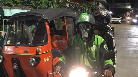 Cegah Corona, Driver Ojol Pakai Masker Antiradiasi - GenPI.co