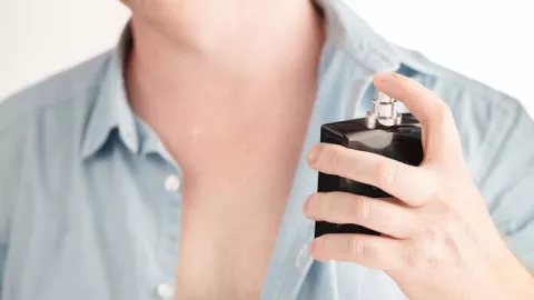 Bukan Semprot ke Baju, Begini Cara Pakai Cologne yang Benar - GenPI.co