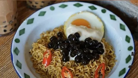 Mi Goreng Pakai Topping Boba, Enak Nggak Yah? - GenPI.co