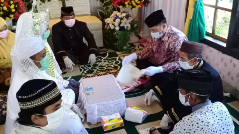 Menikah di Tengah Pandemi Corona, Pengantin Pria Harus Pakai ini - GenPI.co