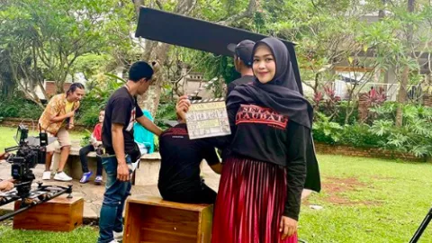 Nekat Syuting di Tengah Wabah Corona, Ria Ricis Disemprot Warga - GenPI.co