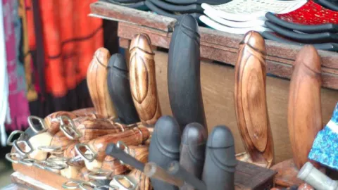 Kenapa di Bali Banyak Souvenir Berbentuk Si Otong Yah? - GenPI.co