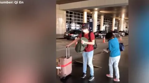 Takut Kena Corona, Seorang Ibu Semprotkan Disinfektan ke Anaknya - GenPI.co