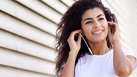 Begini Merawat Earphone Agar Speakernya Tak Mati Sebelah - GenPI.co