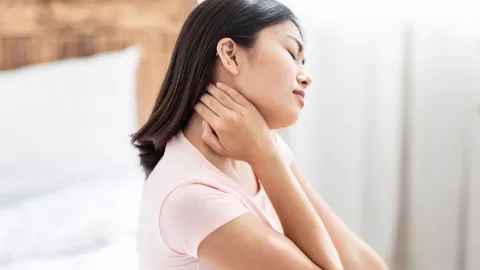 Leher Kaku dan Nyeri Tak Tertahankan? Atasi dengan Trik ini - GenPI.co