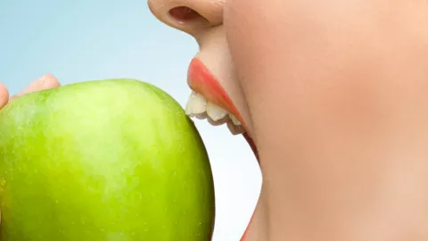 Nggak Pede Gara-Gara Bau Mulut? Santap 3 Makanan Berikut! - GenPI.co