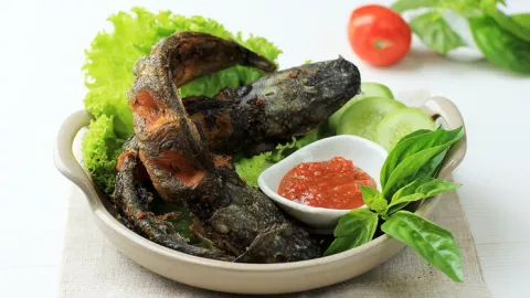 Rindu Makan Pecel Lele Kaki Lima? Nih Resep Rahasia Sambalnya! - GenPI.co