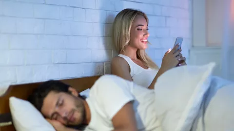 Kenapa Beberapa Orang menyelingkuhi Pasangan Mereka? - GenPI.co