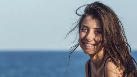 Biar Rambut Nggak Bau Matahari, Buat Hair Mist Sendiri Aja Yuk! - GenPI.co