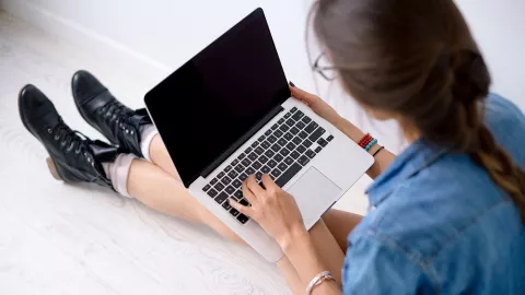 Keyboard Laptop itu Sarang Bakteri, Harus Dibersihkan - GenPI.co
