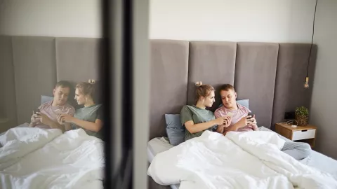 6 Cara Unik Nyatakan Cinta Tanpa Bilang I Love You - GenPI.co
